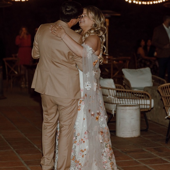 Rue De Seine Floral Embroidered Cora Sleeves - Picture 4 of 5